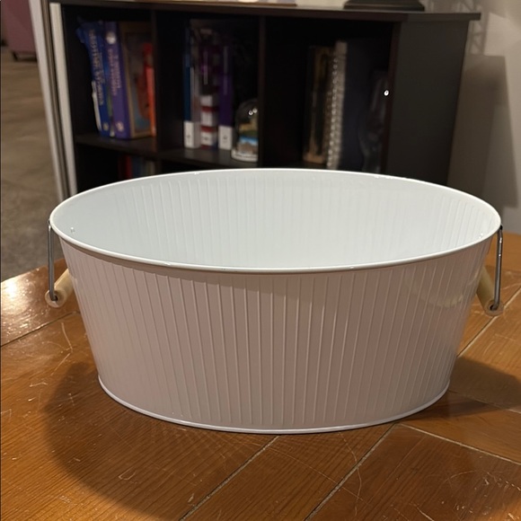 White Metal Beverage Tub with Handles - Picture 1 of 1